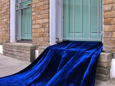 Maria breit den Mantel aus